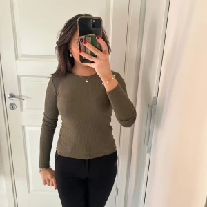 Olivgrön ribbad tröja - Säljer en as snygg olivgrön ribbad tröja. Tröjan är i nyskick och är väldig skön att ha på sig. Passar jättebra nu till hösten! Skriv till mig om du har några frågor🤗 pris går att diskutera🩷