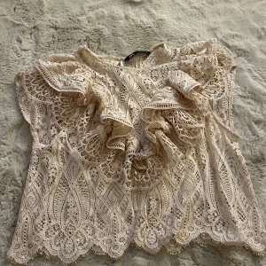 Zara blus - Så snygg zara blus!! Står storlek L men sitter mer som en S/Xs