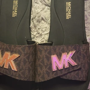 micheal kors slippers *äkta* - säljer trendiga, fina tofflor från micheal kors, de är köpta i en outlet butik i nederländerna. Anledning: tyvärr för små😔 ord pris=110€. PRISET INKL FRAKTEN!!!!!!