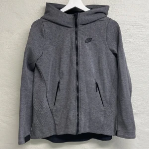 Nike TECH - Nike TECH tröja i storlek XS.