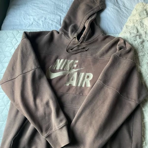 Nike Air oversized hoodie  - Bra skick, använd varsamt säljer pga använder inte längre 