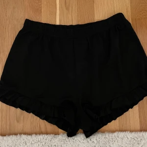 Shorts från Gina Tricot  - Svarta shorts från Gina Tricot i storlek M