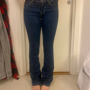 Mörkblå jeans - Säljer ett par skit snygga Low waist mörkblå jeans i bootcut från Peppe jeans, tyget är lite stretchigt.midjemått: 30cm rakt över, inerbenslängd: 79cm. måttet längs ner på byxorna är 21cm. Använda två gånger köpte för 99.00€ så ungefär 1100 svenska kronor. pris kan diskuteras med snabbt köp.