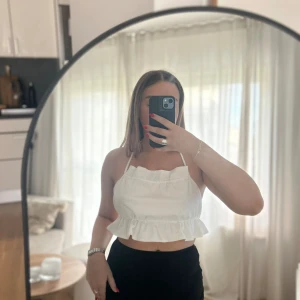 Topp - Topp från Gina Tricot med snörning och öppen rygg  Aldrig använd, perfekt skick 🌸