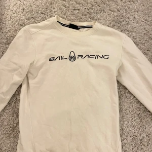 Sail Racing sweatshirt  - Vit sail racing sweatshirt som inte kommer till användning längre! Den är dock nopprig på insidan men inget syns utanpå tröjan 😁