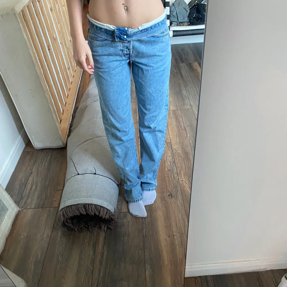 Supersnygga lågmidjade nervikta jeans från weekday i storlek 26/32. De är i superbra skick, inga defekter. Hör av dig vid frågor🥰☺️. Farkut & Housut.