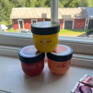 Olika krämer från the body shop, alla är provade och vissa lite mer använda men alla har mycket produkt kvar i sig!  