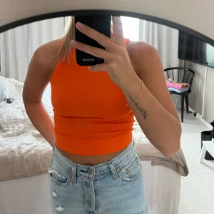 Orange ribbad linnetopp från Bik Bok - Säljer ett superfint orange ribbad linne från Bik Bok. Toppen är i nyskick och passar perfekt till både jeans och kjol🌞