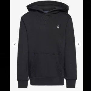 Ralph lauren hoodie - Säljer för den aldrig har andvänds, ny skick. Ny pris 600 säljer för 349💘 Skriv om du är intresserad💘(tryck inte på ”köp nu”)💘(den är från utlandet så vet ej om den är riktig eller inte, är ett grått och inte vitt märke)