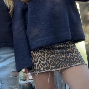 Jeanskjol - Super snygg leopard kjol ifrån zara, som inte längre säljs❤️  Storlek m men midjemåttet är 37cm så skulle säga att den mer är en s❤️