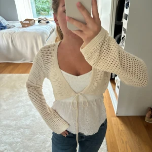 Hålstickad kort kofta - Väldigt bra skick, använd en gång, köpt för 350kr på Nelly. 