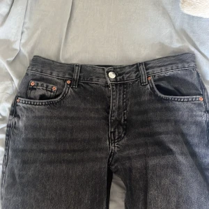 Mid waist jeans  - Säljer ett par jätte snygga jeans från Gina Tricot då dom inte kommer till användning pga att dom är lite för stora. Dom är en straight modell i strl 36 och sitter perfekt på någon runt 160 och sitter som en low waist tycker jag