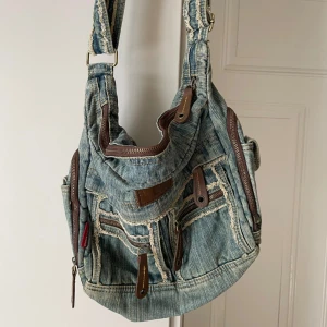 Vintage väska  - Super cool vintage väska från Pierre Cardin som inte går och köpa längre. Väskan är i jeans material och väldigt rymlig.