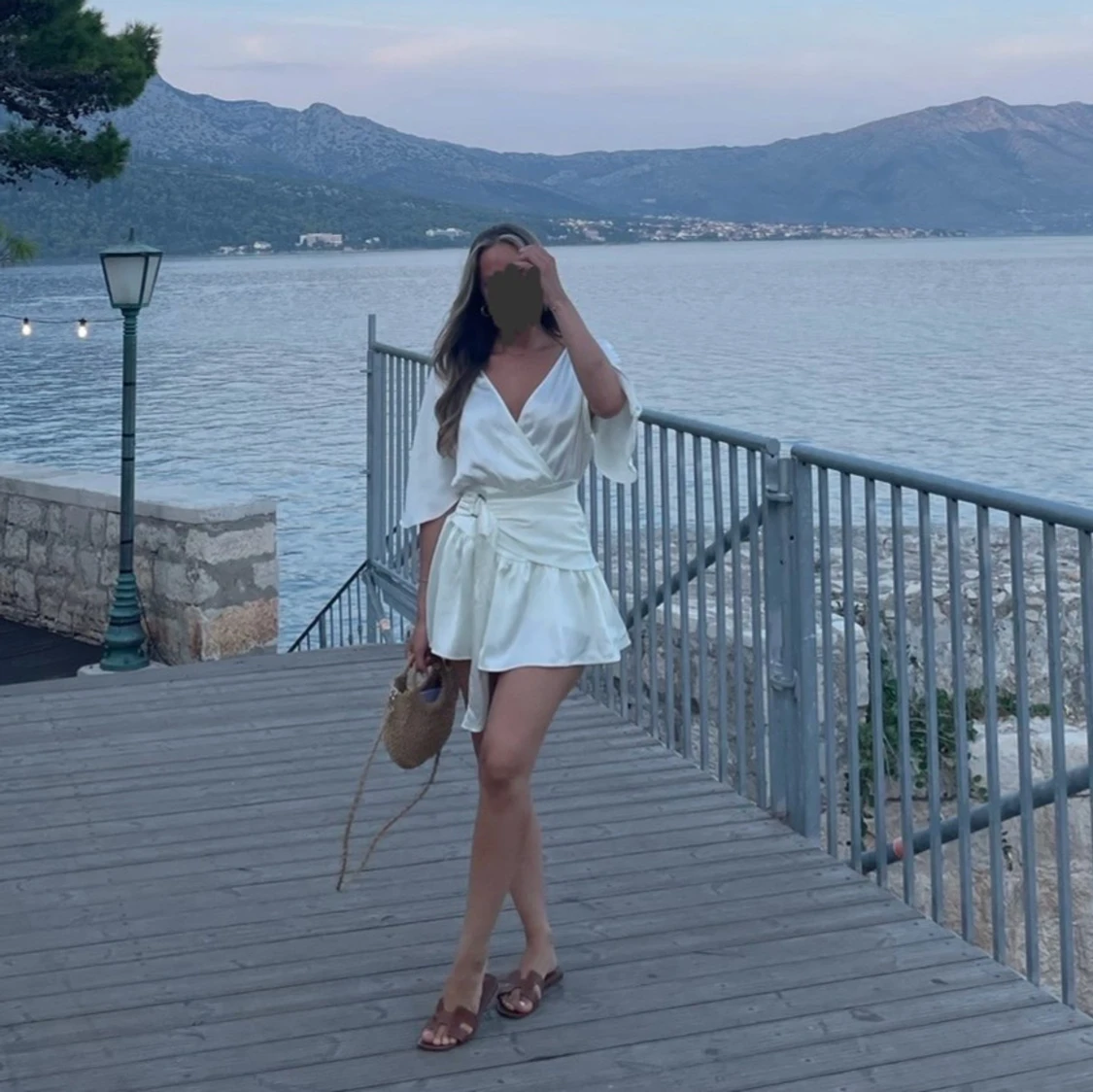 Jumpsuit/klänning i glansigt material - 90