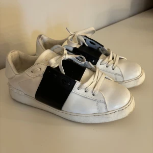 Valentino Open  - Säljer mina valentino Open skor då dem ej används, vid snabb affär bättre pris💕 Skicket är bra men dem är smutsiga.