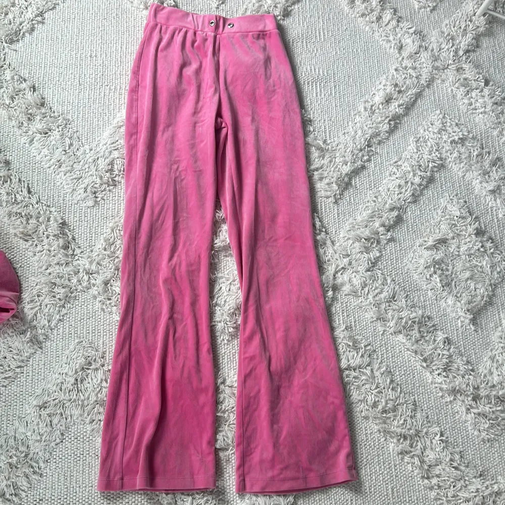 Snyggt rosa mjukissett från gina tricot. Skönt material. Tyvärr saknar byxorna snöret men de funkar bra ändå. I fint skick. . Jeans & Byxor.