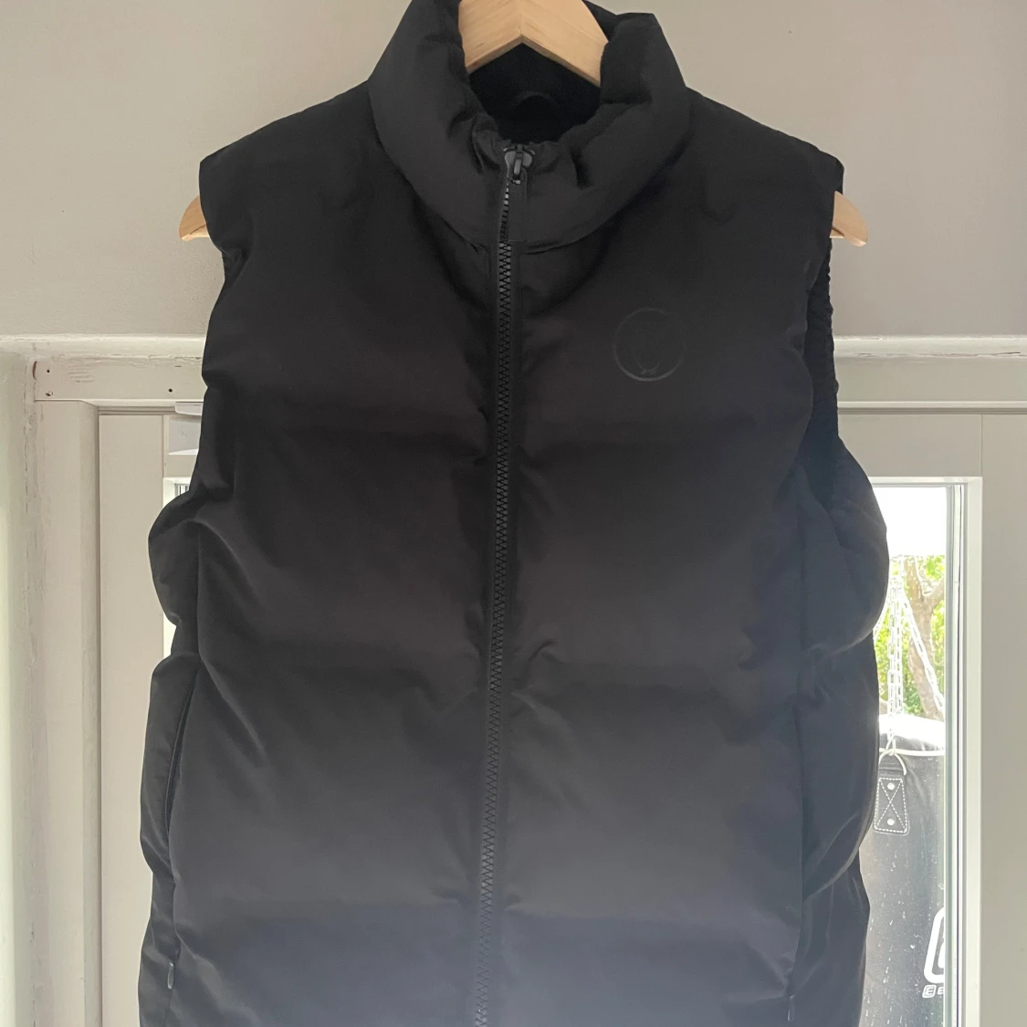 Svart dunväst från Knowledge Cotton Apparel