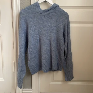Stickad hoodie - Stickade hoodie som inte kommer till användning! Är från barnavdelningen men sitter som en S