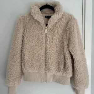 Fluffig jacka - Jättefin fluffig jacka från zara! 
