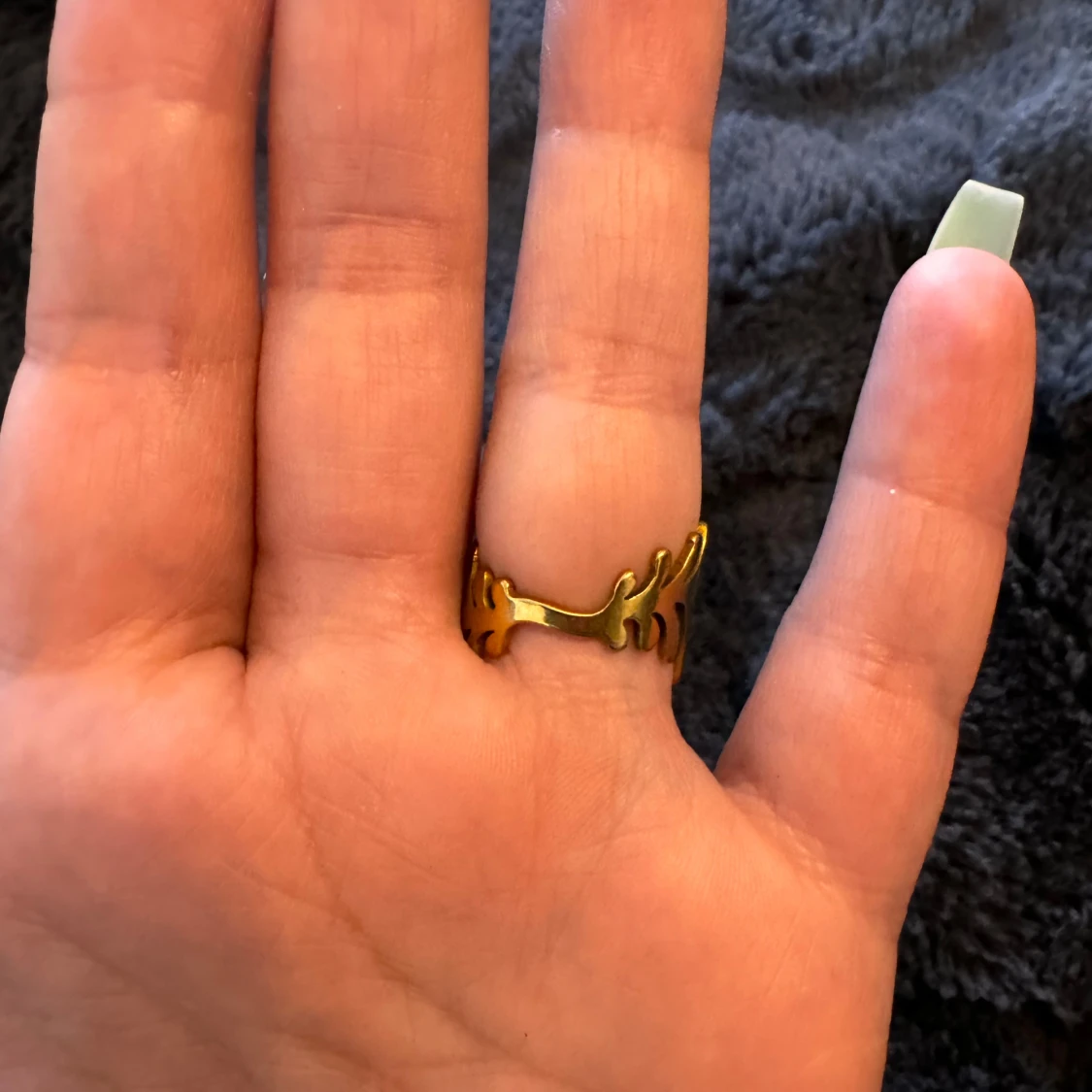 Guldfärgad ring med bladmotiv - 90