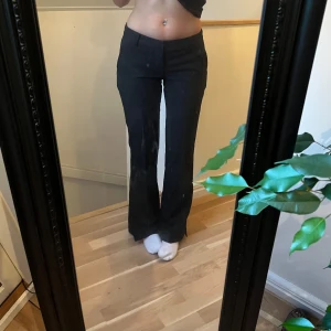 Kostymbyxor - Lågmidjade kostymbyxor med slit från bikbok, använda 2 gånger  Storlek 38 men skulle säga att dem sitter som 36