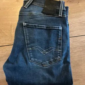 Tjena säljer ett par riktigt feta blås Replay jeans i modellen anbass skicket är ca 7–8 /10 nypris är ca 1700 mitt pris 629. Jeansen är i storlek 28/32. Hör av dig vid fler frågor!