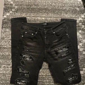 Svarta Amiri Jeans - Säljs då dom inte kommer till någon användnings. Endast använda ett par fåtal gånger. Inga skador på varan. Passformen är tight. Nypris är 10000kr och pris kan diskuteras.