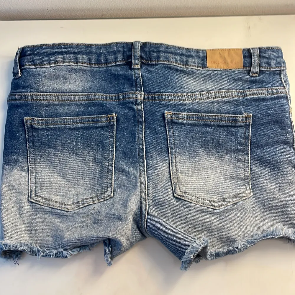 Fina jeans shorts i bra skick!  Dom har även fransar vid shorst kanten💕 dom är i bra kvalitet och fina till sommarn💕. Shorts.