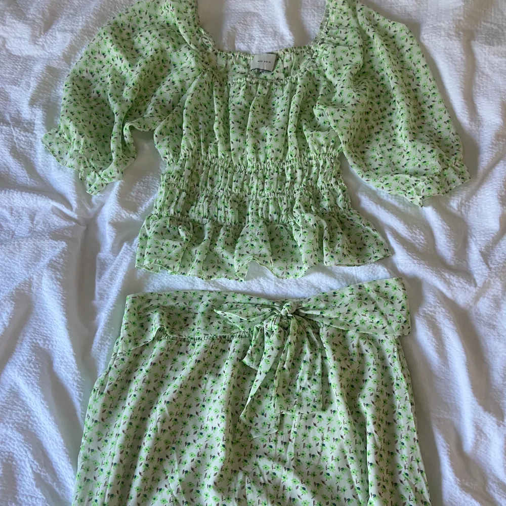En söt blus och kjol som kommer som ett sett i storlek M. Det har aldrig blivit använt!. Puserot.