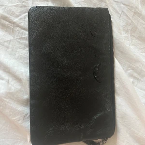 Zadig&Voltaire pouch - Säljer billigt pga defekter/ fläck i! 