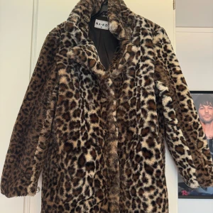 Leopard Vinterjacka - En leopard färgad vinterjacka från NA-KD, storlek 38, bra skick 