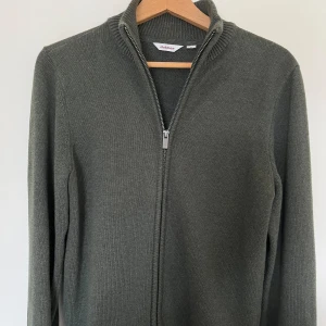 Full zip tröja  - Tja folket säljer nu min tvär sköna full zip som är perfekt inför hösten! Nypris är 800kr. Mitt pris är 400kr. Tröjan är knappt använd och har inga defekter