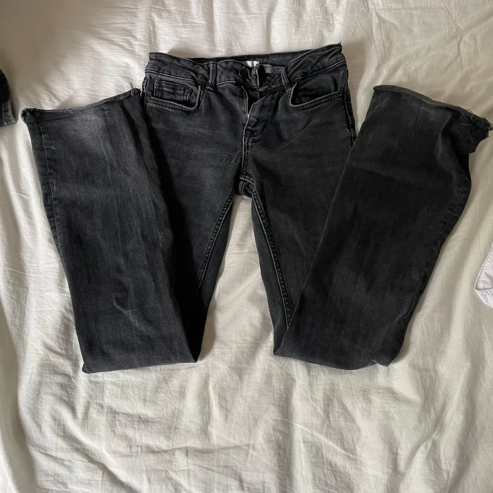 Lågmidjade bootcut jeans från zara strl 36. Jeans & Byxor.