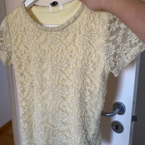 Söt spets t-shirt❤️ - Bra skick, storlek 158/164❤️