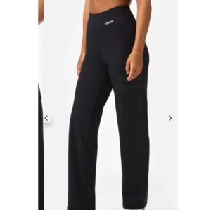 Yoga pants - Träningsbyxor i bootcut modell från stronger. Aldrig använda då dom är lite små på mig 💖