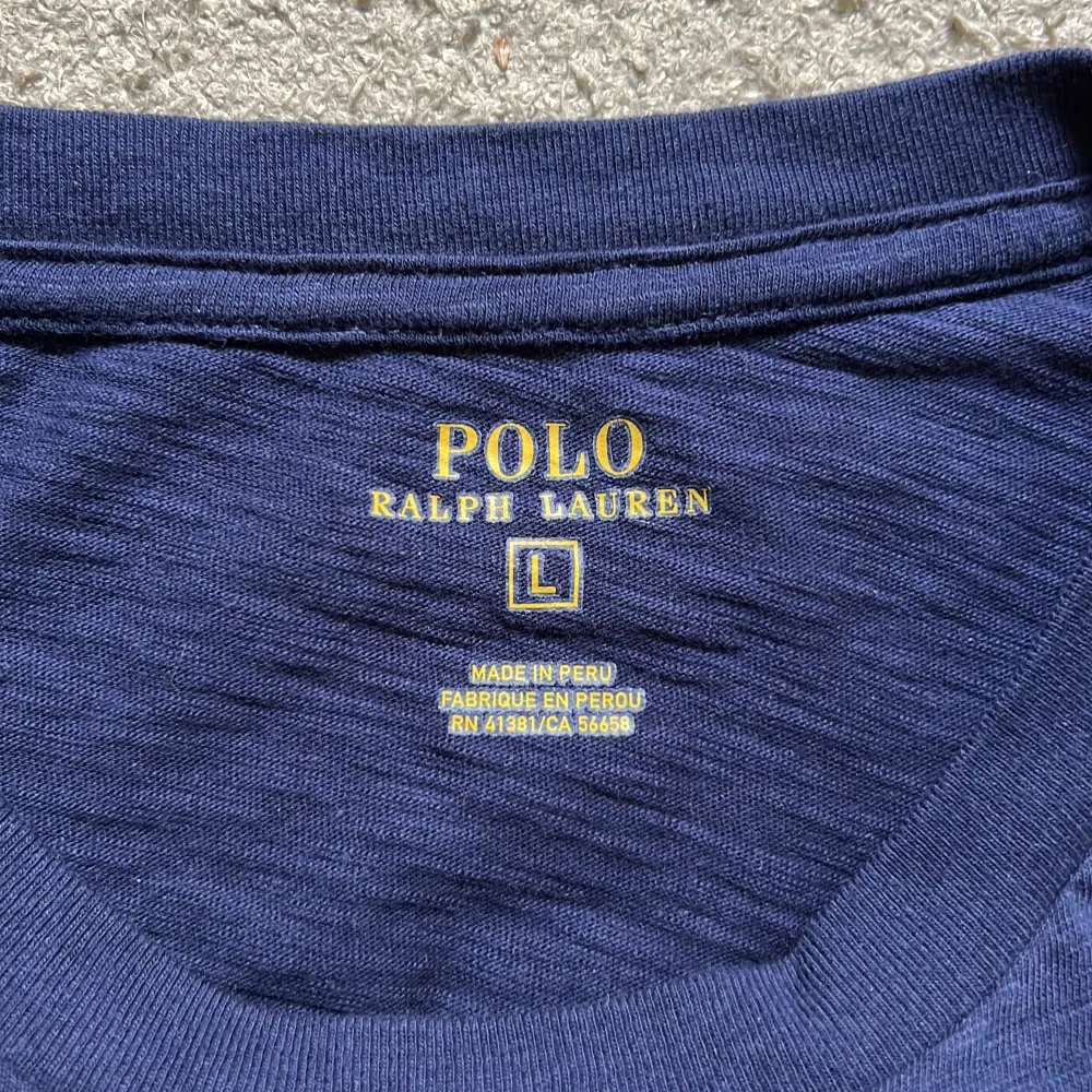 Säljer en tvärfet Polo Ralph Lauren tshirt med benätzgaranti! Tveka inte att ställa frågor om ni undrar något!   . T-shirts.