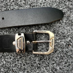 Diesel skärp - Så snyggt skärp från Diesel! Köpt second hand så är inte helt säker på att det är äkta Diesel, därav priset. Hör av dig vid intresse eller frågor💗