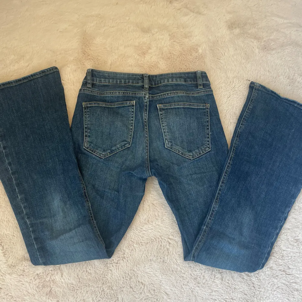 Säljer dessa low waist bootcut jeans från Lindex i storlek 164💕säljer pga för små, dem är bra skick💕. Jeans & Byxor.