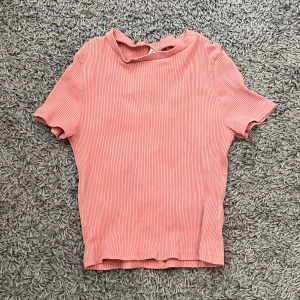 Ribbad tshirt - Ribbad tajt tshirt, sparsamt använd🫶🏼