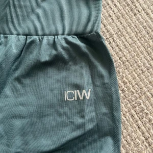 ICIW sett  - Tyvärr kommer de inte till användning, toppen har jag använt en gång och byxorna fåtal gånger. Inga defekter. Sitter som en smack på! Pris kan diskuteras. Skriv för mer info!