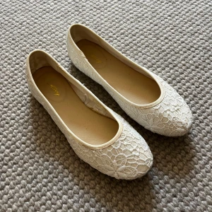 Spets ballerinaskor - Superfina och söta ballerinaskor i vit spets!!