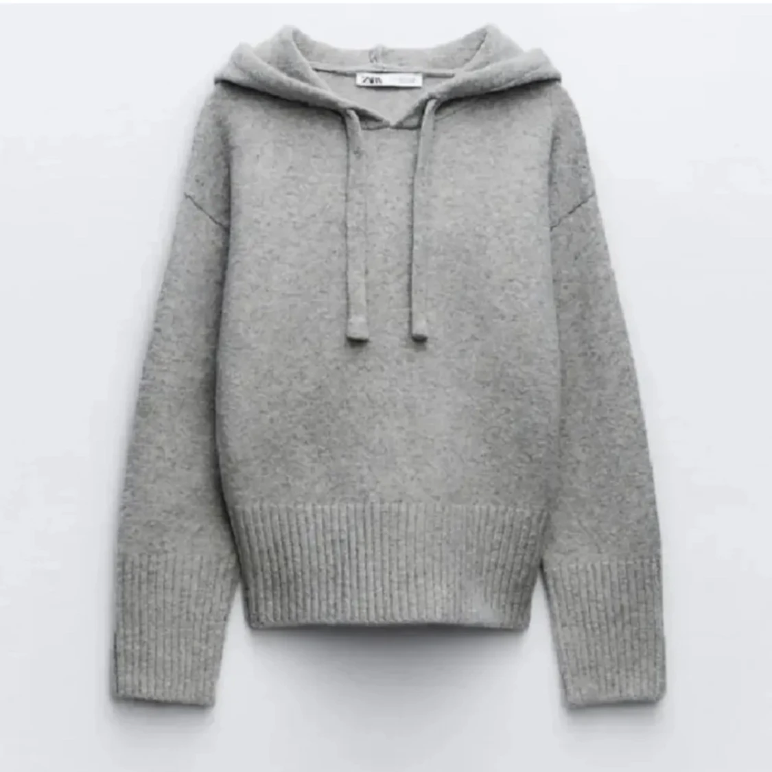 Grå stickad hoodie från Zara