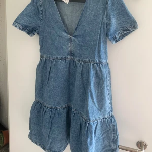 Kort jeansklänning - Säljer denna superfina jeans klänning🩷 köpt second hand men från hm. 