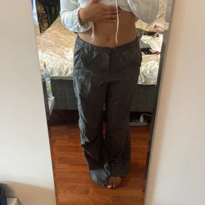 Lågmidjade byxor - Fina lågmidjade byxor från Zara! Lite långa på mig som är 166cm💕💕