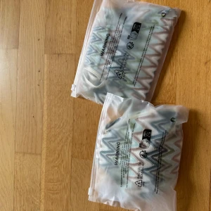 Amber Bikini  - Säljer en snygg Amber bikini (topp och nederdel) med ett coolt zickzack-mönster i vitt, blått och brunt. Bikinin har knytband på sidorna för en perfekt passform. Perfekt för sommarens alla badäventyr!