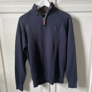 Mörkblå tröja från bondelid  - tja säljer min half-zip från bondelid! tröjan är i fin cond 8-10 och är i storlek s men är lite större i storleken. passar dig som är 170-180cm. tröjan är perfekt nu till vinter och hösten när de börjar att bli lite kyligare. kan går ner i pris vid snabb affär. ifall du har några funderingar så är de bara höra av sig/ Mvh William 