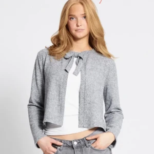  grå kofta  -  en fin grå stickad kofta som är väldigt matchar och till mycket prislappen sitter kvar och den har aldrig används