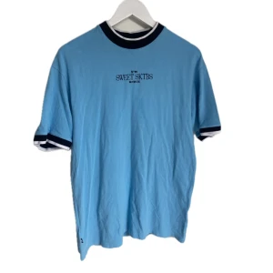 Seet Sktbs - Blå tröja med cool krage och ärmar från märket Sweet Sktbs