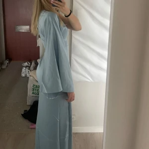 adoore klänning  - Ljusblå lång klänning från Adoore, oanvänd endast provad.  Storlek 36 