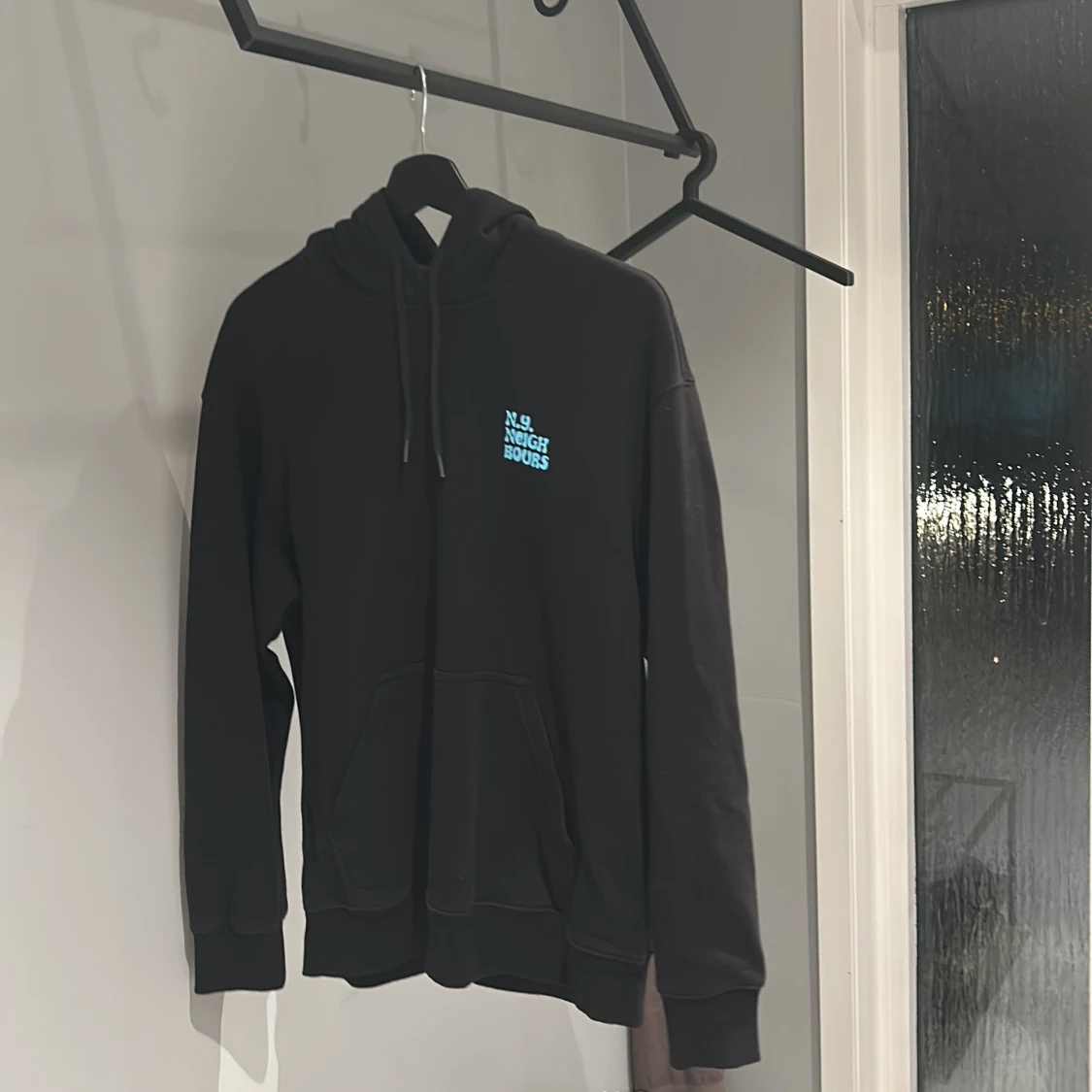 Svart hoodie från H&M med tryck